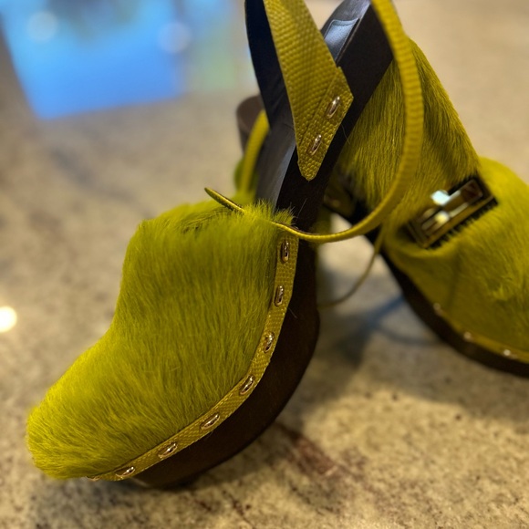 FENDI SHOES Lime Green with gold detail heel. - Picture 3 of 7